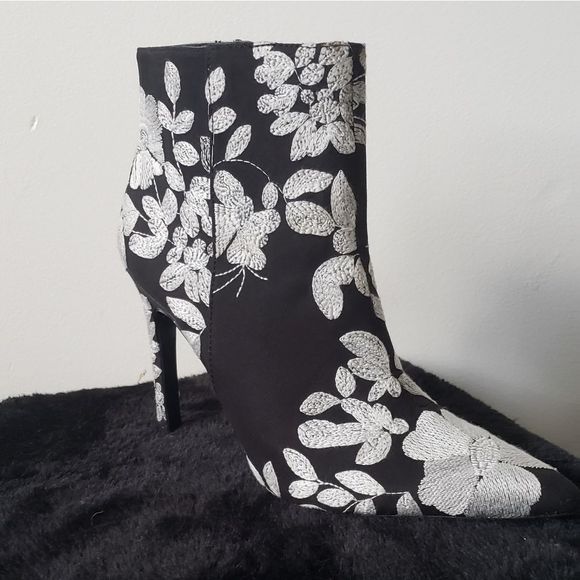 🌟HOSTPICK🌟Zara Floral Black&White High Heels - Picture 3 of 9